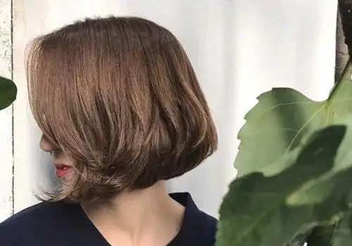 女生偏分无刘海短发烫发发型给发尾的头发做出一缕一缕分开的样子