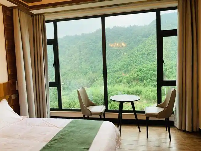 隐藏在山里的民宿窗外就是青山峡谷躲在房间看山景就足够了