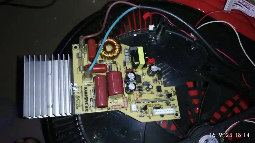 谁用过或者修过这个金灶电磁炉-通上电几秒呜叫就显e6,发热盘探头测行