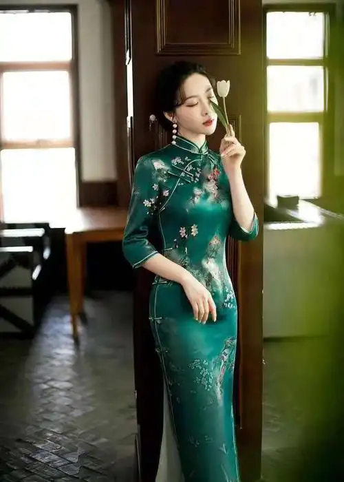 穿在身上到底有多美,看这几款复古丝绸旗袍!