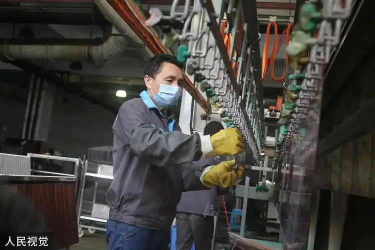 园区的遂川通明电子科技有限公司,工人们正在电镀车间生产电镀线路板