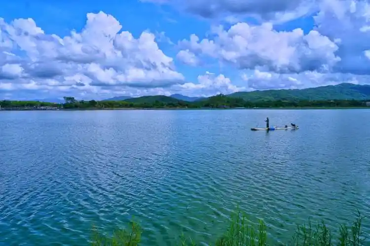 阳春市岗美云山绿湖渡假村.