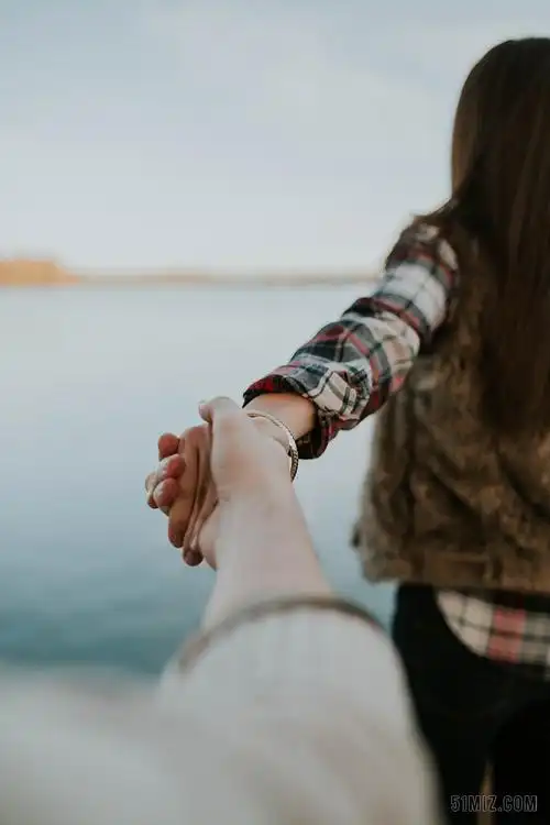 人幸福海边牵手的情侣背景图片