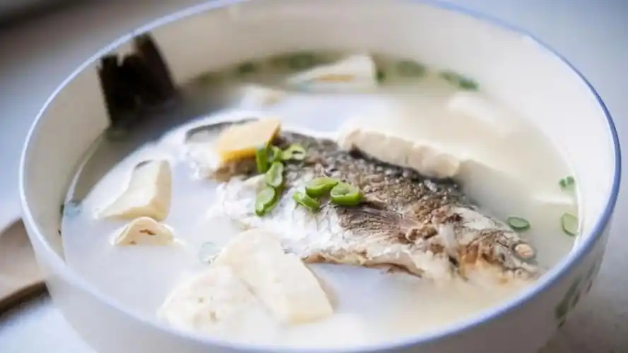 的沸水中滴入几滴荤油或者火麻油4熬鱼汤还有一个关键就是要大火煮沸