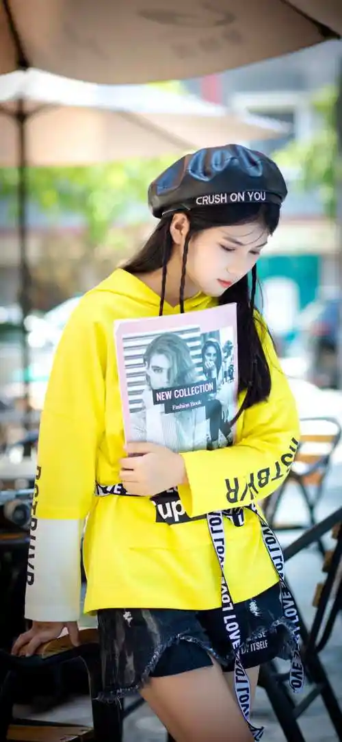 夏梓涵秋日写真壁纸,穿黄色上衣活力满分