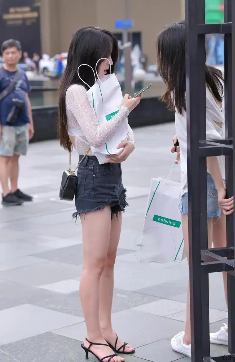 小姐姐一身凉爽的夏日装扮,诠释着什么叫肤白貌美大长腿