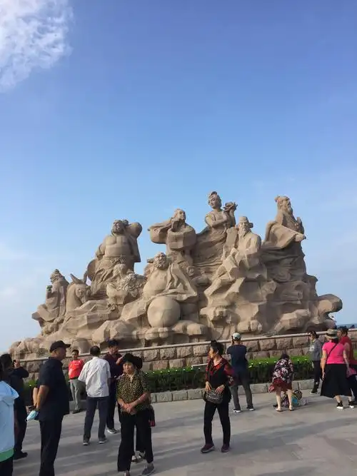 15点55分,我们来到了有雕刻"八仙"群像的海边广场.