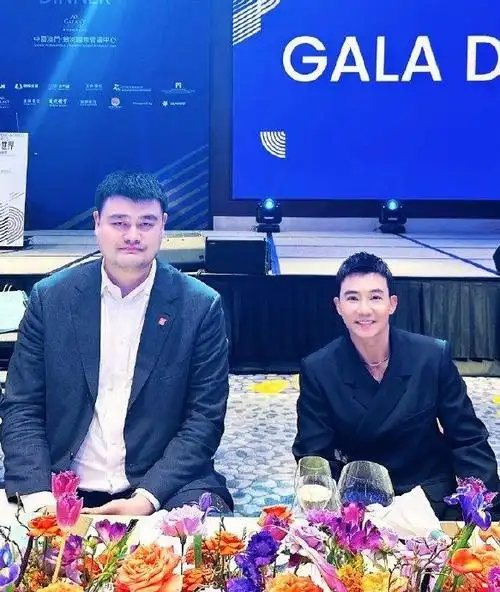 姚明刘畊宏又双叒叕合照啦!|姚明|刘畊宏|哆啦a梦_新浪新闻