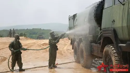 【记者在战位 走进演兵场】陆军第72集团军某防化旅"防化先锋连":立起