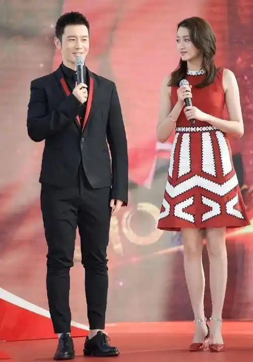 黄晓明身高惹争议,跟秋瓷炫差不多高,疑得罪造型师,弄矮一大截_时候