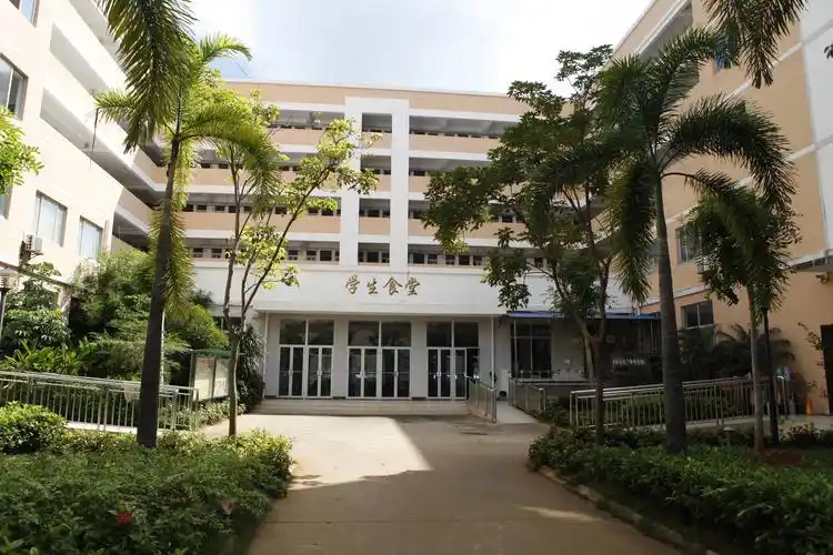 海口市第四中学欢迎你!