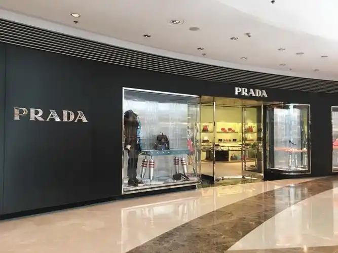 prada广告图片上的模特儿穿着一身白纱裙,扎着两条小麻花辫,还在想,这