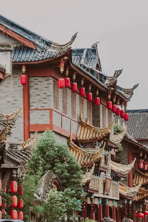 它地处在成都市古建筑比较密集,文化气息比 较浓厚的地段,周围有杜甫