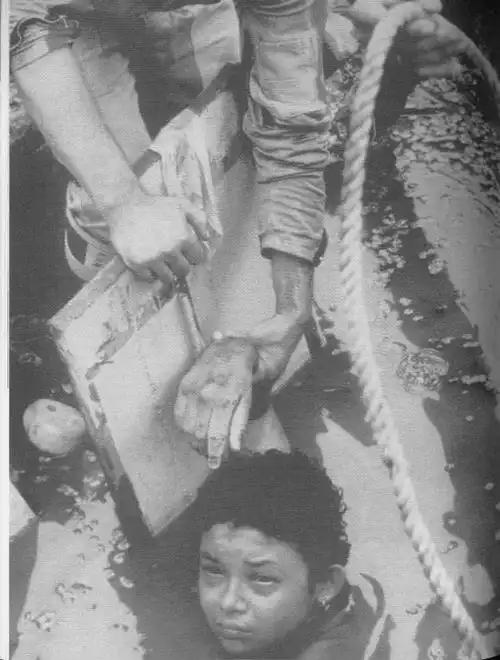 富兰克·福尼尔[法]哥伦比亚1985年    获1986年普利策新闻摄影奖获