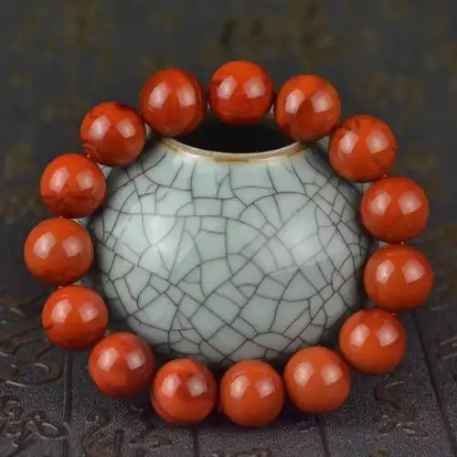 下图为南红玛瑙手串(实物看着润泽,玉质感强):红碧石制成的成品(实物