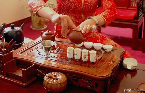 "倒茶敲桌礼"就是茶文化中的"叩指礼",有3种方式和涵义