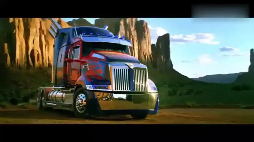 变形金刚精彩片段:擎天柱霸气归来,破败卡车一秒变新车!太酷了