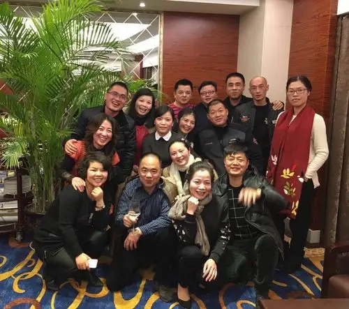 小学五年一班85届师生名单:班主任"张士宜"  数学老师"爱香"  吴德城