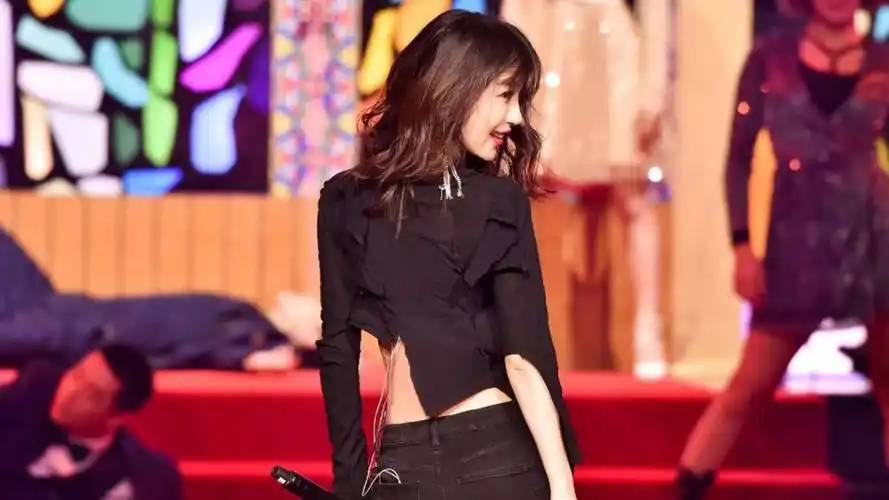 毛晓彤解放天性穿比基尼热舞玩性感网友陈翔后悔吗