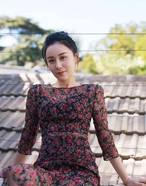 42岁的席与立和李解一样,也是位演技精湛的演员,而且她不仅年轻时漂亮