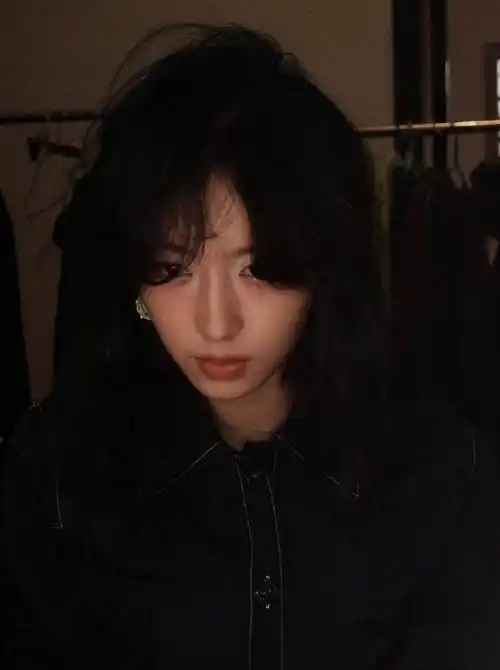 周雨彤杂志花絮照, 光影交错氛围感十足!_发展_作为一个_姐姐