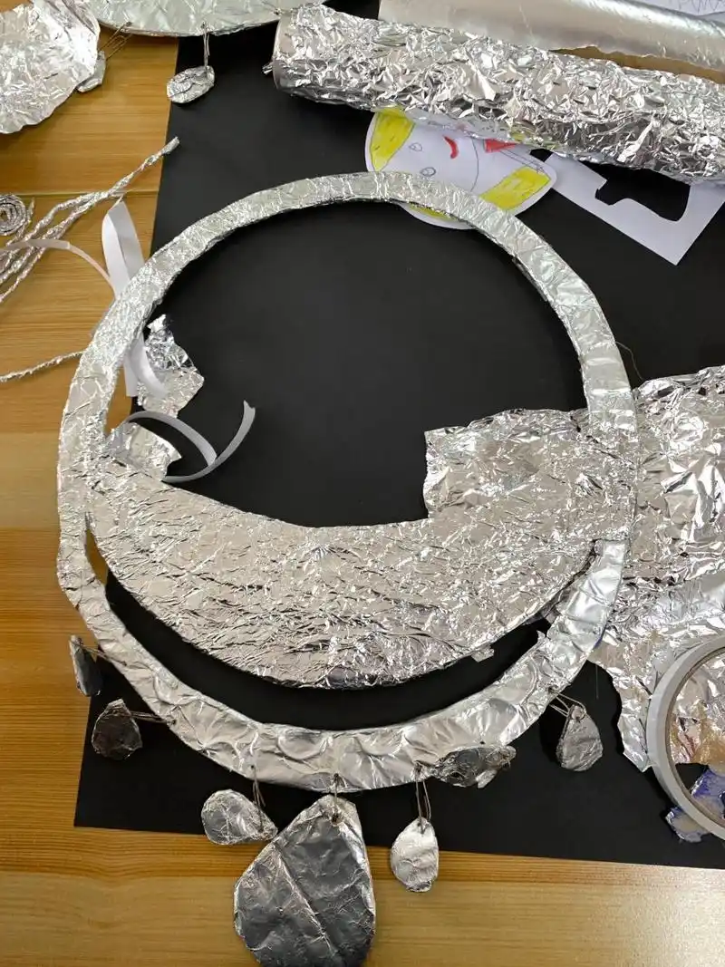 幼儿园手工环创手工银饰 制作是用锡箔纸,做的效果很好看