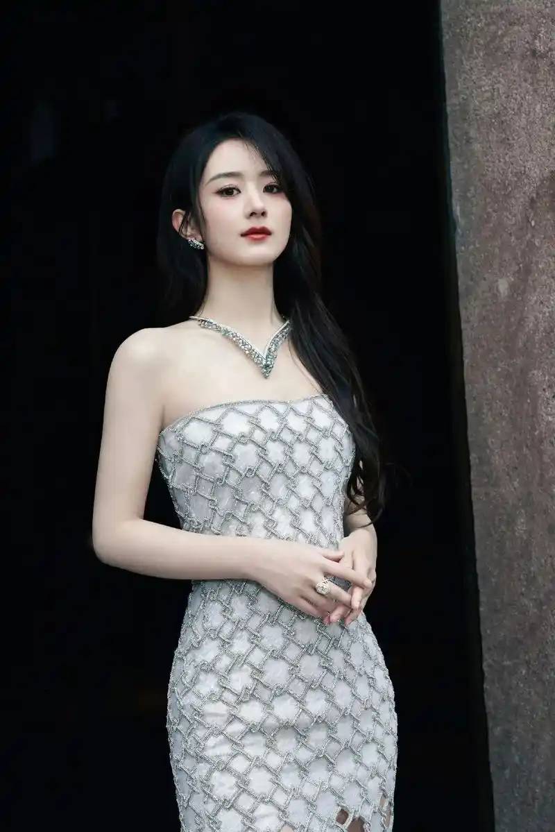 美的轻轻松松~(04▽04~)姐来了#赵丽颖 #赵丽颖高定礼服 - 抖音