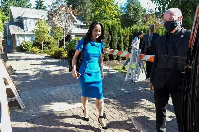 孟晚舟久违出庭心情好穿小香风美回顶级名媛全蓝look清爽又抢镜