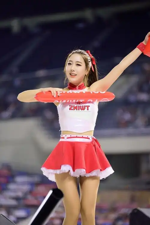 活动会上笑容甜美的啦啦队美女小宝贝!_新浪看点