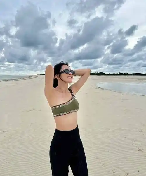 张曦雯近日与男友去到菲律宾旅行,也晒出多张泳照,其中大露背泳衣露