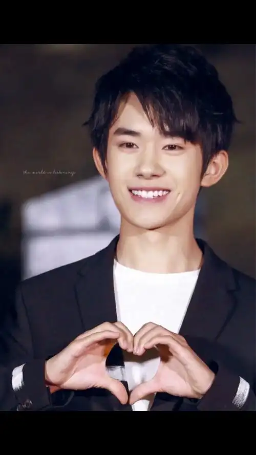 520tfboys易烊千玺给你比心啦