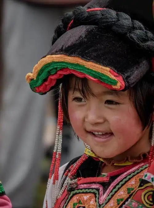彝族女孩彝族村寨一般聚族而居,多坐落在依山傍水,向阳避风,树木茂盛