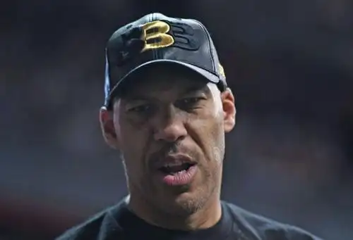 拉瓦尔-鲍尔在aau联赛因为吃到2次技术犯规拒绝离场,再次带领全队退赛