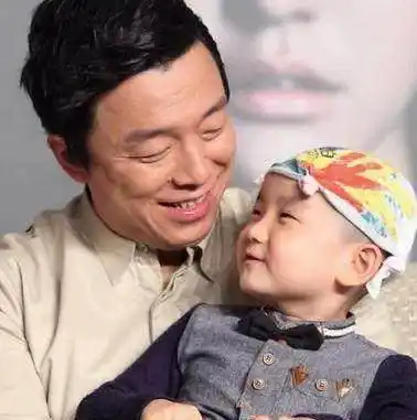 原创影帝黄渤全家照曝光与贤妻厮守13年如今3个孩子全家很幸福