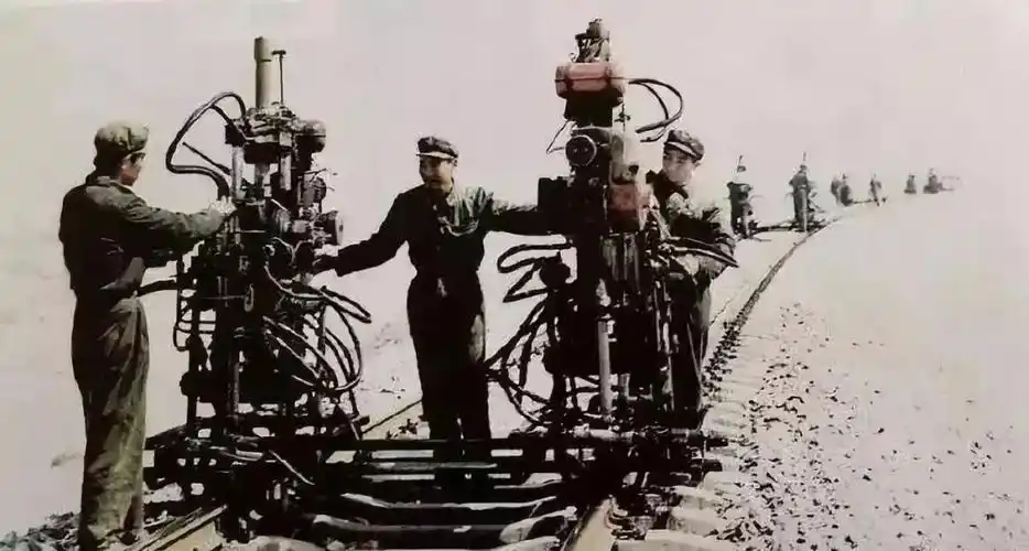 【记忆】老照片!40年前青藏铁路是怎样修到青海省海西州格尔木的?