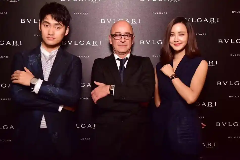 巴塞尔上演大型恩爱秀 袁弘张歆艺拖手来看表