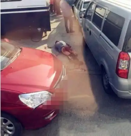 网曝男子在车站门口挥刀自宫身亡