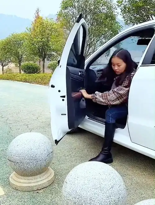 很多车主无意的下车动作都在慢慢损耗车门原因竟出在这