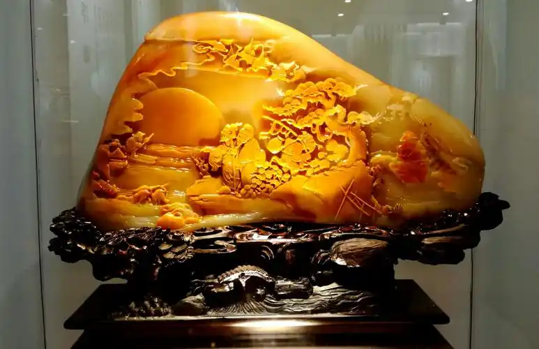 非常近,同属于亚欧板块和印度洋板块相互挤压而成的滇缅宝玉石成矿