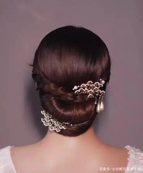 在影楼中化妆师在短时间内,用运真发盘发,真假发结合盘发,发型与脸型