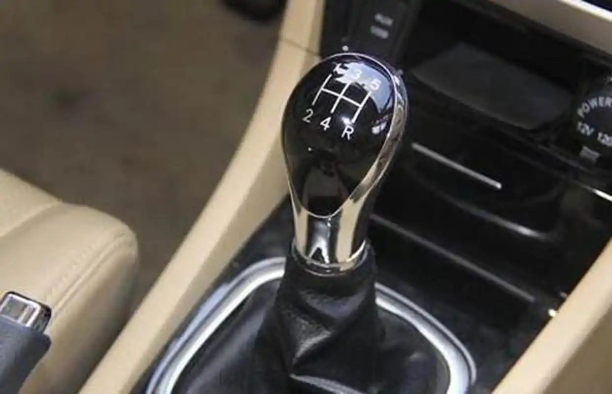 手动挡车辆路上行驶注意事项?