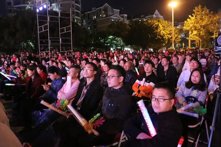 横岗街道举办文艺晚会 慰问来深建设者