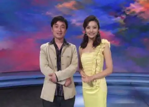 宋飞和主持人孟盛楠合影留念