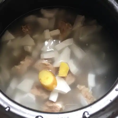 二,椰子排骨汤的功效2,砂锅里放足量热水,把排骨,姜片,椰肉放入砂锅