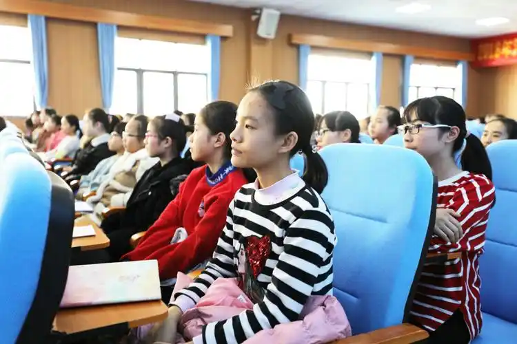 宜州区一小举行六年级女生青春期心理健康教育讲座