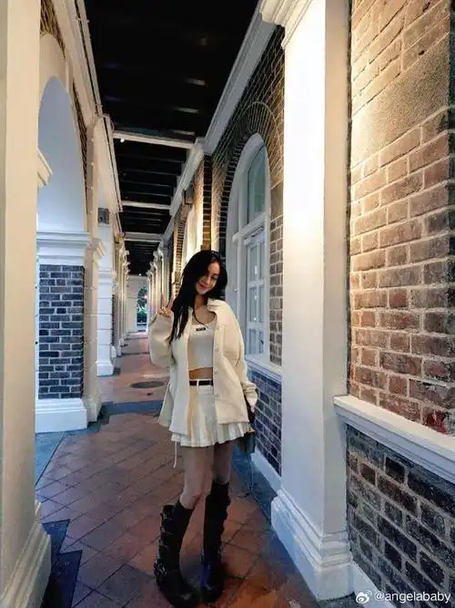 杨颖晒妇女节合照,7岁儿子身高明显增长,母子同框爱意浓厚.