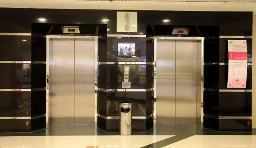 惊魂婴儿车突然滚下电梯母亲栽倒孩子被甩出商场的安全隐患你一定要