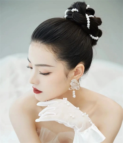 高贵婉约珍珠盘发 美得让羡慕嫉妒_盘发发型 - 美发站