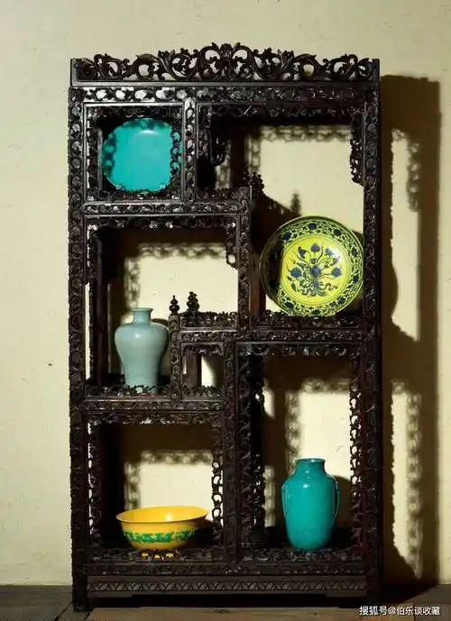 图十三:清红木亮格博古架图十四:清乾隆雕漆多宝阁,英国维多利亚与