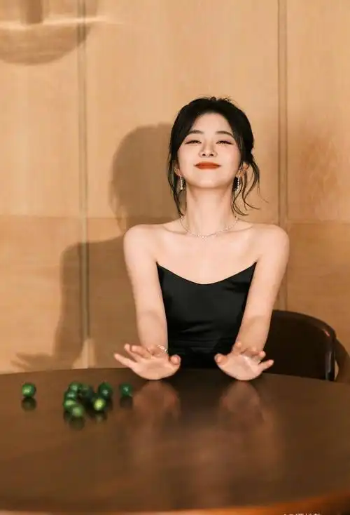 谭松韵是一个非常甜美的女孩子,笑起来的时候特别的好看,给人一种很